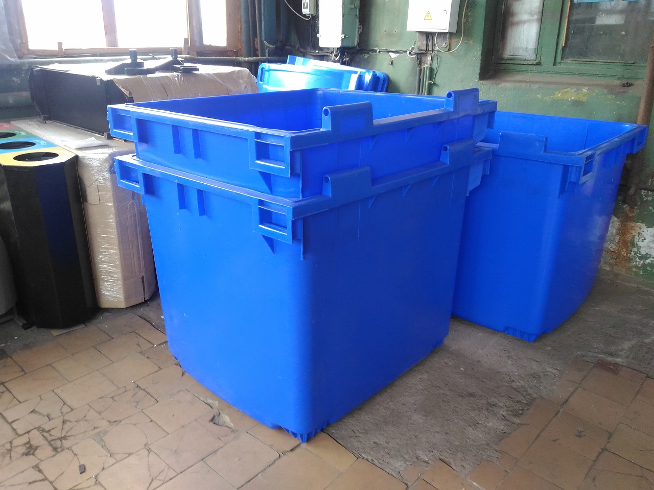 Пластиковые мусорные контейнеры 1100 л